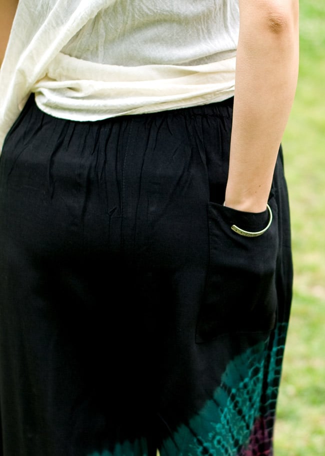 タイダイレーヨンリラックスパンツ 【黒×水色系】の商品写真 7枚目 おしりにはポケットもありますよ。