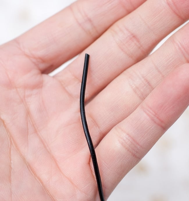 牛革紐 切り売り - 太さ:2mm〔黒〕 3 - サイズ比較のために手の上に一本だけ載せてみました