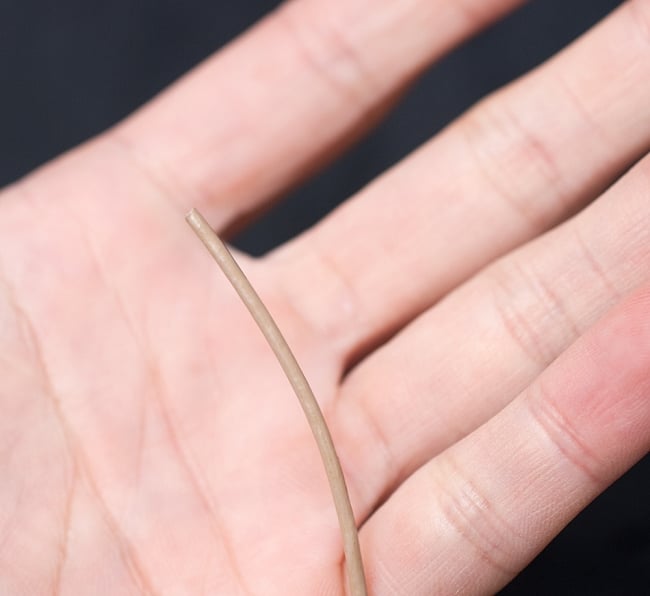 牛革紐 切り売り - 太さ:2mm〔クリーム〕 3 - サイズ比較のために手の上に一本だけ載せてみました
