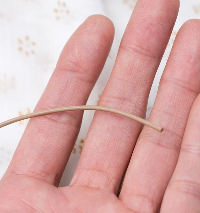 牛革紐 切り売り - 太さ:1.5mm〔クリーム〕 2 - サイズ比較のために手の上に一本だけ載せてみました