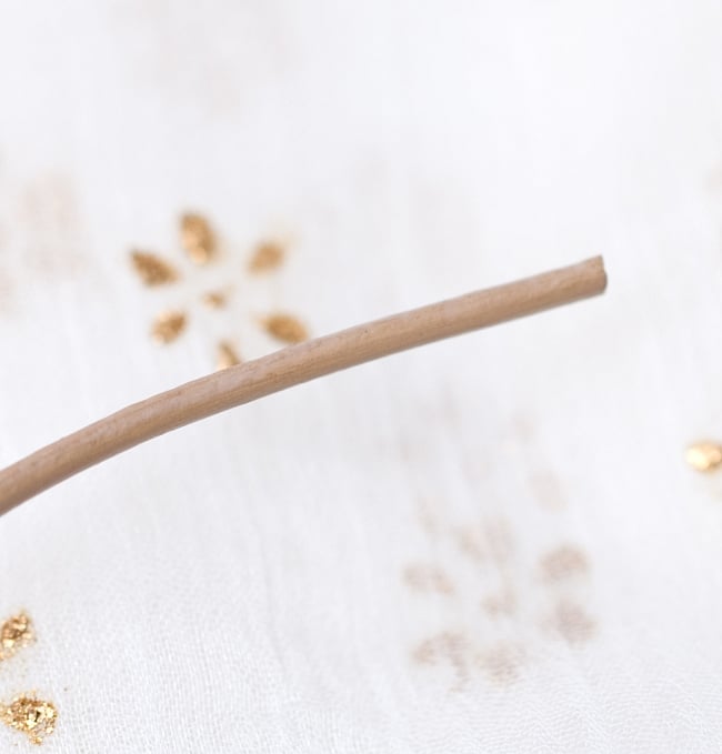 牛革紐 切り売り - 太さ:1.5mm〔クリーム〕の写真革紐,手芸,革ひも,レザー,革ヒモ,牛革,アクセサリー材料
