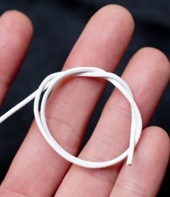 牛革紐 切り売り - 太さ:1.5mm〔白〕 - サブ4