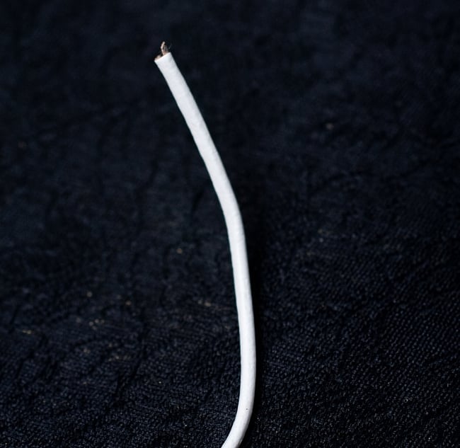牛革紐 切り売り - 太さ:1.5mm〔白〕の写真革紐,手芸,革ひも,レザー,革ヒモ,牛革,アクセサリー材料