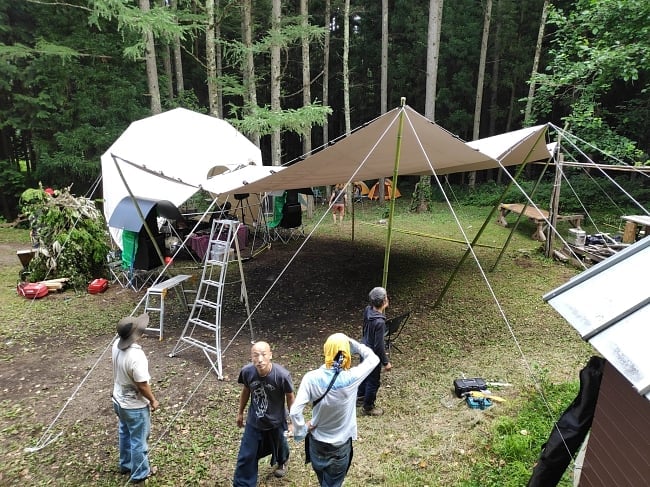 ストレッチテント 野外フェス イベント タープ【8m x 6m】【納期45日】 10 - 山の中のイベントにて8m x 6mのストレッチテントを設置しました。ドームは内容に含まれておりません。