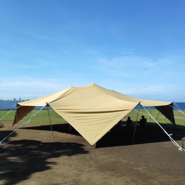 【USED 売り切り特価品】ストレッチテント 野外フェス イベント タープ【10m x 10m】【即納】の写真1枚目です。ストレッチテントを建ててみました。こちらはPVC素材のテントですイベント テント,ストレッチテント,イベント,stretch tent