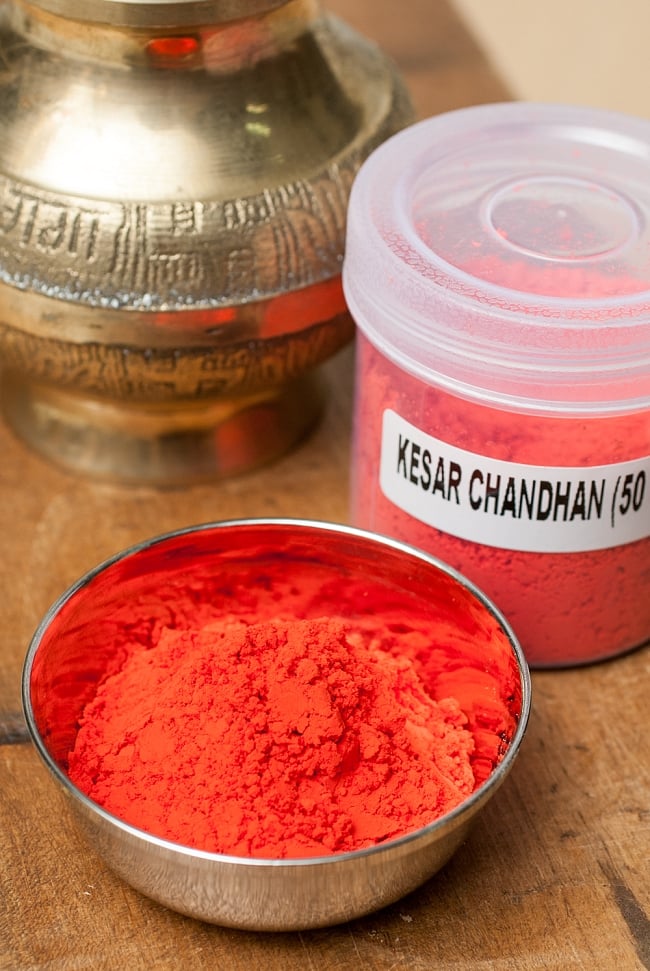 クムクムパウダー - Kesar Chandanの写真1枚目です。ビンディの発祥とされるクムクムパウダーですビンディ,ティッカホーリー,ホーリー祭,Holi India,色粉,Holi powder
