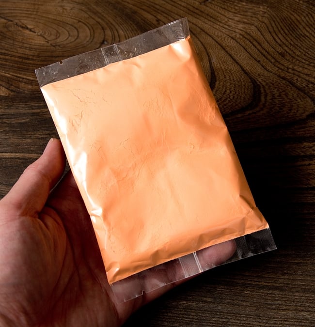 ホーリーの色粉 100gパック - オレンジ 4 - サイズ比較のために手に持ってみました