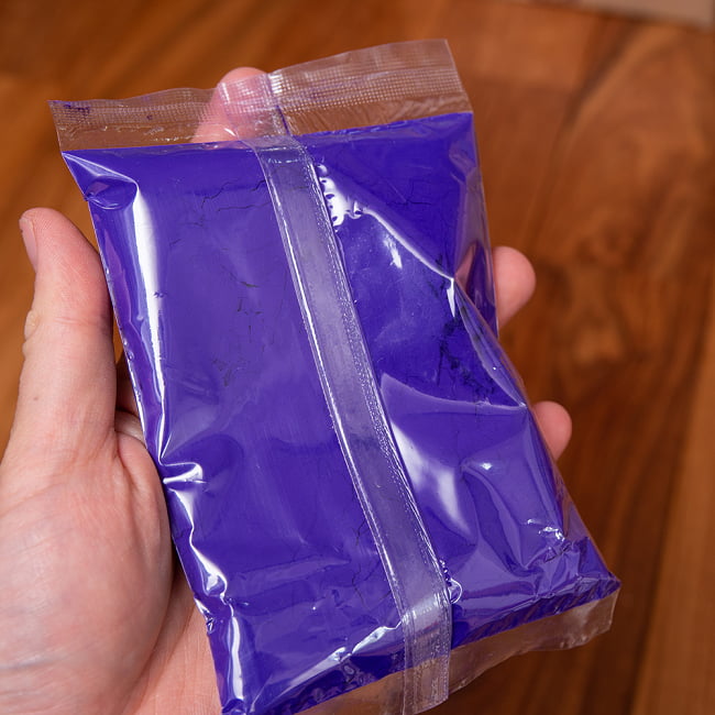 ホーリーの色粉 100gパック - ブルーパープル 4 - 同ジャンル品の写真です。中身はこのような細かいパウダー状になっております。