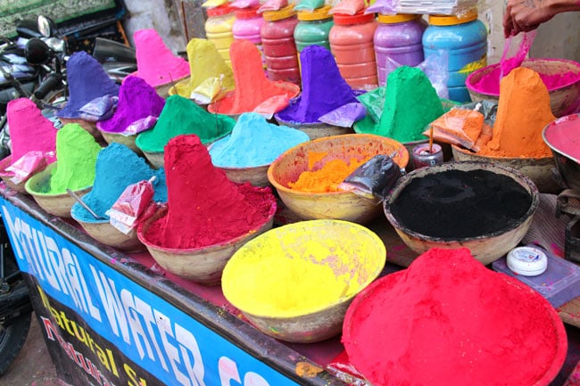 ホーリーの色粉 元気印の6色セット - vibrant 4 - 昔ながらのホーリー粉はインドの軒先でこんなふうに売られています。
