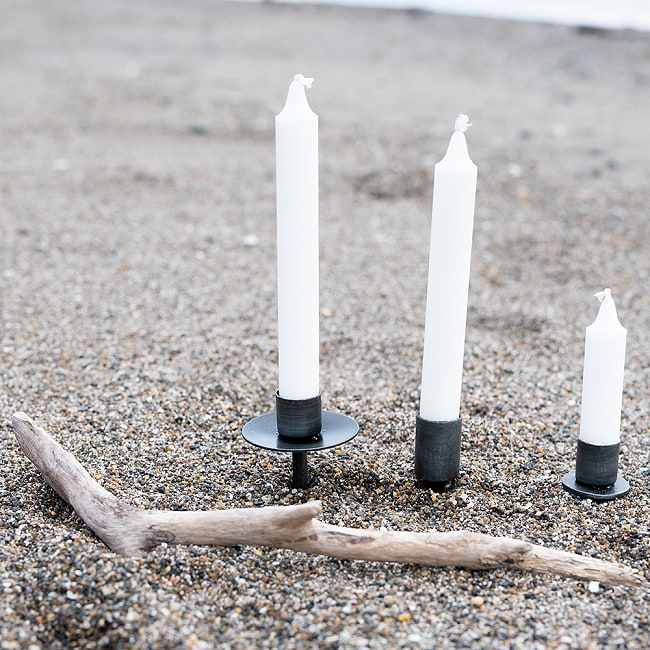 【3個SET】お買い得！　インドのアイアン キャンドル スタンドロング 台つき 3 - 砂浜にもしっかりとさせます。左からロング台つき、ロングシンプル、ミニ台つきです。