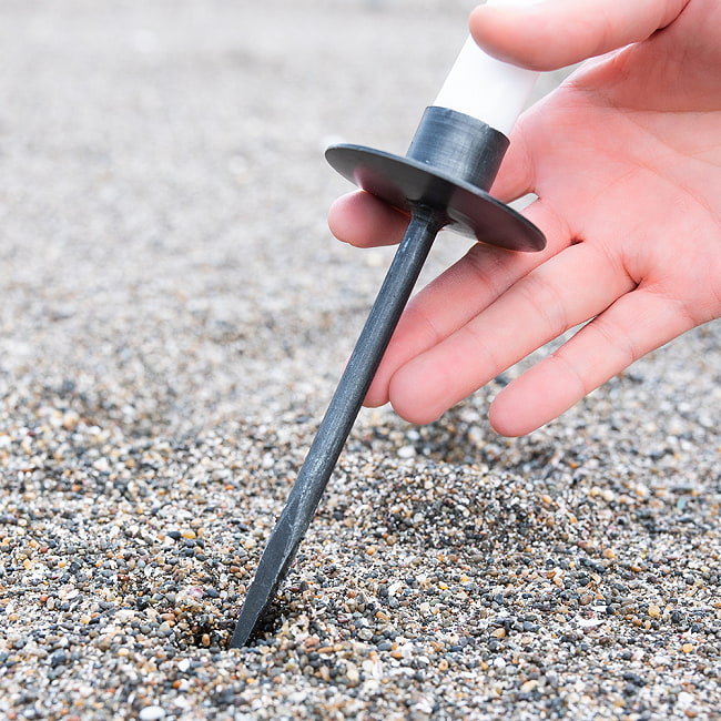 【3個SET】お買い得！　インドのアイアン キャンドル スタンドロング シンプル 6 - サイズ感がわかりますように手で持ってみました。こちらは別商品ですが大体同じサイズ感です。