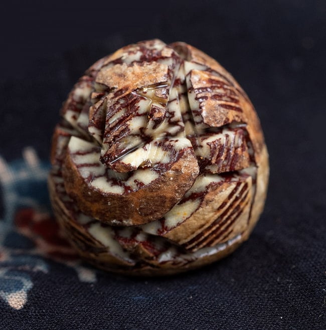 【10個セット】キンマの実に彫られたガネーシャ - Supari Ganesh 3 - 横から撮影しました