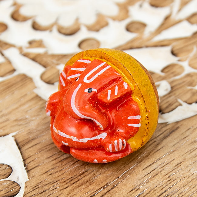【5個セット】キンマの実に彫られたかわいいガネーシャ - Supari Ganesh 3 - 横から撮影しました