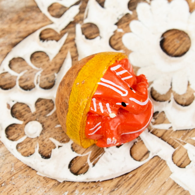 【5個セット】キンマの実に彫られたかわいいガネーシャ - Supari Ganesh 4 - 横から撮影しました