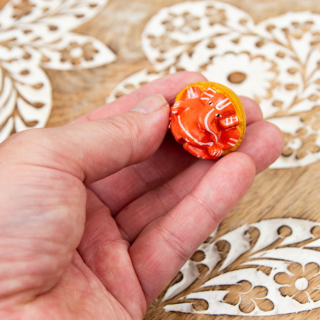 【5個セット】キンマの実に彫られたかわいいガネーシャ - Supari Ganesh 7 - サイズ比較のために手に持ってみました