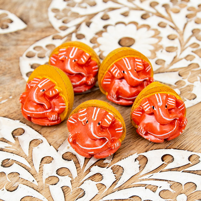 【5個セット】キンマの実に彫られたかわいいガネーシャ - Supari Ganesh 8 - 手彫り手塗りなので個体差があります。どれもカワイイ！