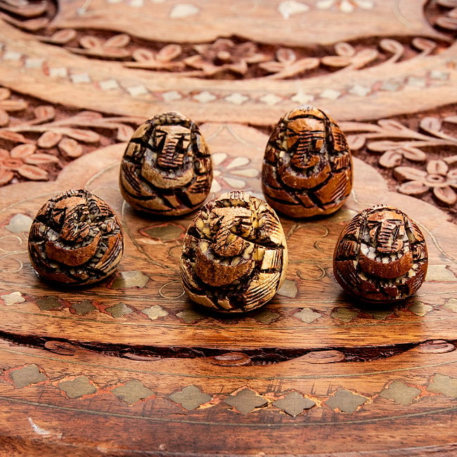 【5個セット】キンマの実に彫られたガネーシャ - Supari Ganesh 少し小さめの写真1枚目です。セット,ガネーシャ,ガネーシャ像,Ganesh,パーン,キンマ