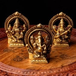 【3柱セット】ガネーシャ・ラクシュミ・サラスヴァティ坐像 重厚なブラス製 高さ8.5cm(SET-GENE-487)