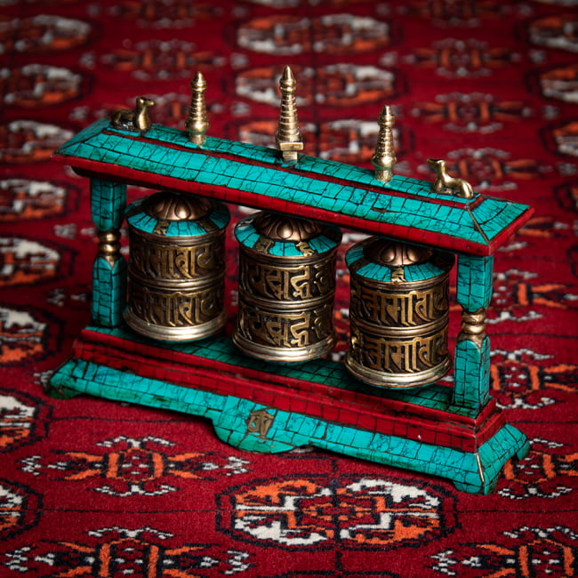 【高品質】ターコイズ装飾3連マニ車 [高さ：約14.5]の写真1枚目です。全体写真ですマニ車,マニ,チベット 宗教用品
