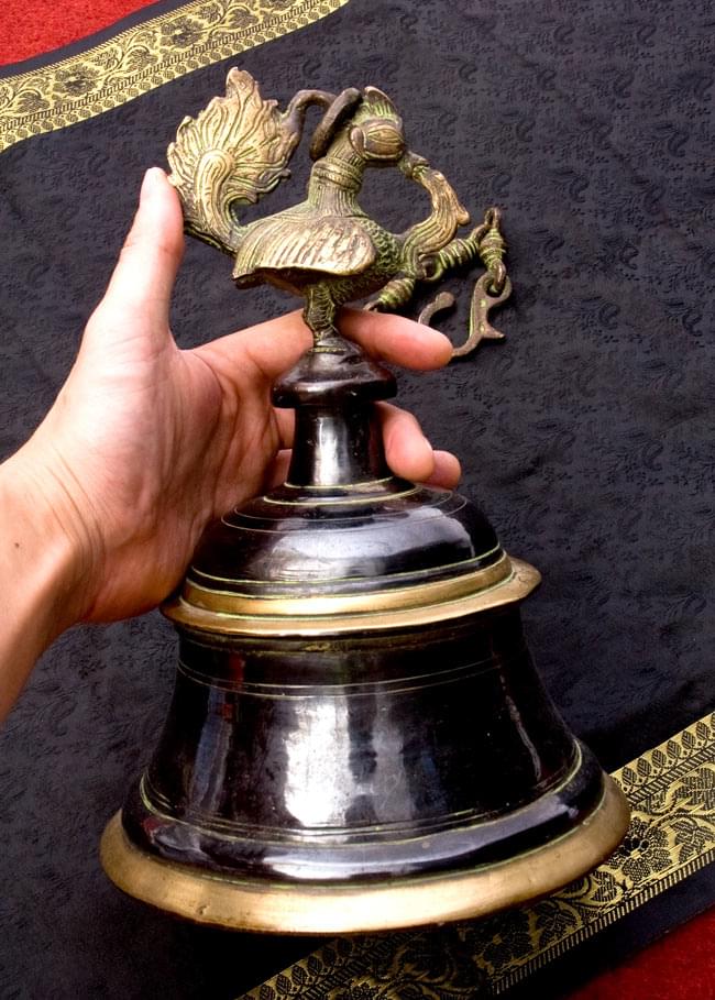 寺院の鐘 - 孔雀【一点もの】 7 - 男性スタッフが手に取ってみました。