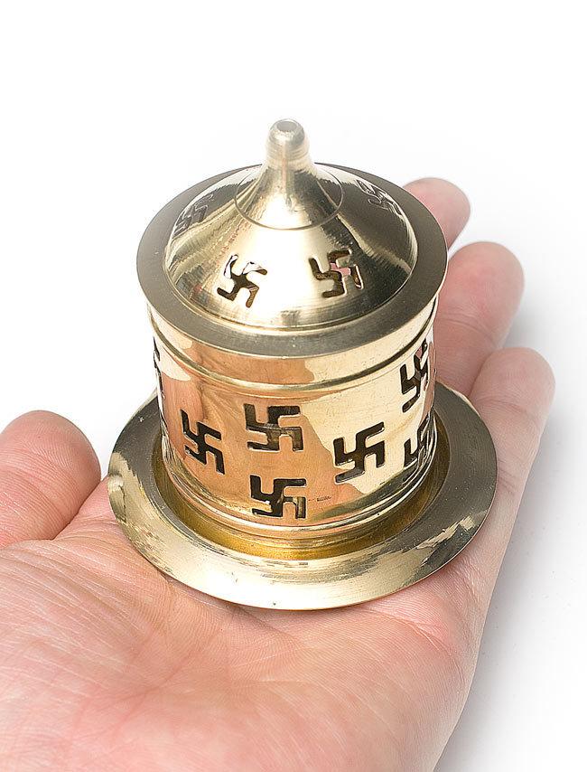 シェード付きオイルランプ 【8cm】 4 - 手にもつとこれくらいの大きさです。ずんぐりして可愛らしい形ですね