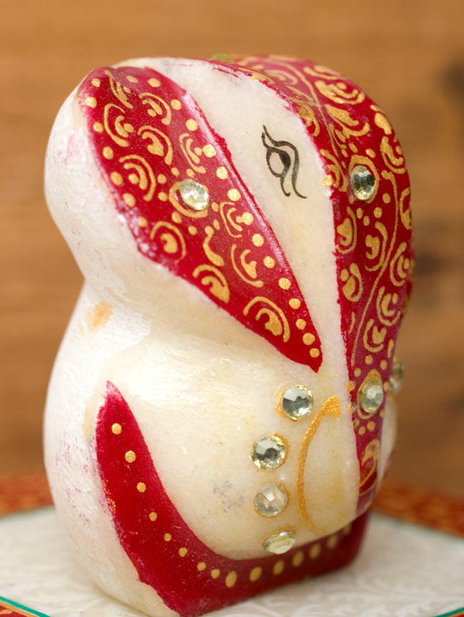 マーブルストーンのガネーシャ - 台座付き 2 - お顔の拡大です。