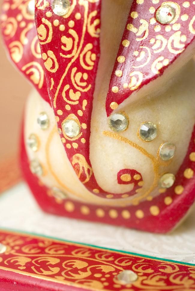 マーブルストーンのガネーシャ - 台座付き 5 - ふっくらしたお腹まわり。