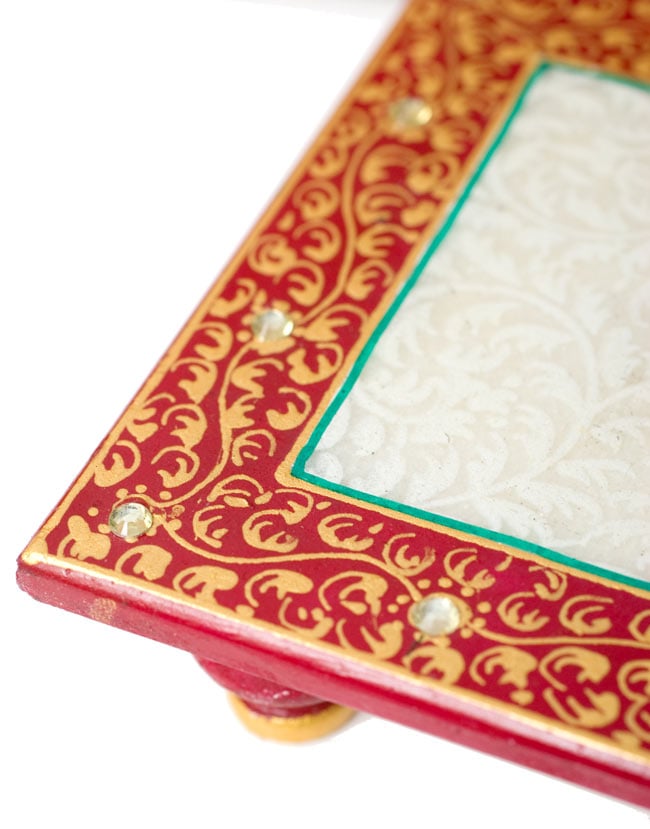 マーブルストーンのガネーシャ - 台座付き 6 - 台座にも美しい装飾が施されています。