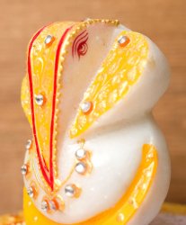 マーブルストーンのガネーシャ - 台座付きの商品写真