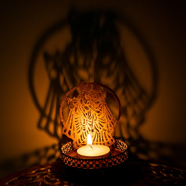 ティーライトキャンドルのシャドウランプ　ガネーシャやクリシュナなどヒンドゥ教の神様モチーフ 10 - クリシュナとラーダの点灯例になります。