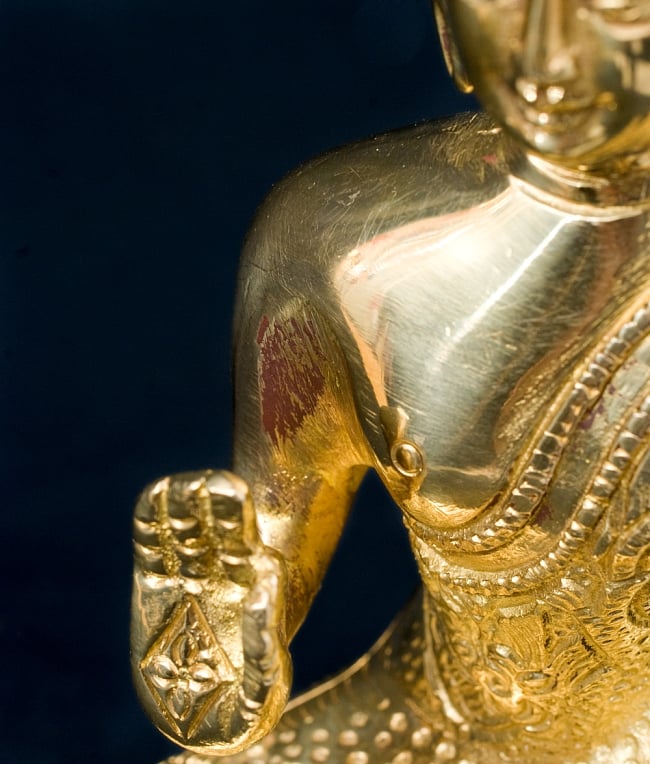 [インド品質]金色に輝くヒストリーブッダ像【高さ：約18cm】 6 - ブッダ正面から見て左肩に汚れがあります。