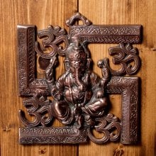 〔壁掛けタイプ〕インドの神様ウォールハンギング - 卍とオーンガネーシャ〔23cm〕