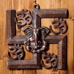 〔壁掛けタイプ〕インドの神様ウォールハンギング - 卍とオーンガネーシャ〔21cm〕