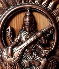 〔壁掛けタイプ〕インドの神様ウォールハンギング - サラスヴァティ 音楽の神様〔27.5cm〕 - サブ2