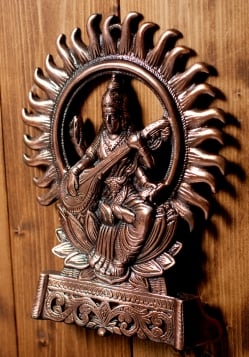 〔壁掛けタイプ〕インドの神様ウォールハンギング - サラスヴァティ 音楽の神様〔27.5cm〕 - サブ3