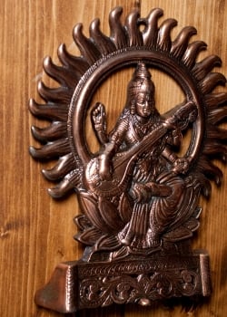 〔壁掛けタイプ〕インドの神様ウォールハンギング - サラスヴァティ 音楽の神様〔27.5cm〕 - サブ4