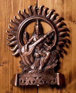 〔壁掛けタイプ〕インドの神様ウォールハンギング - サラスヴァティ 音楽の神様〔27.5cm〕(TI-RSDL-1184)