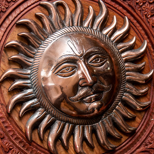 〔壁掛けタイプ〕インドの神様ウォールハンギング - スーリャ 太陽神〔23.5cm〕 3 - 立体的な造形になっています。