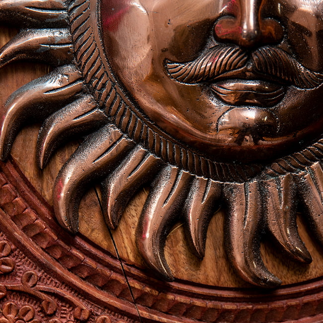 〔壁掛けタイプ〕インドの神様ウォールハンギング - スーリャ 太陽神〔23.5cm〕 5 - 細部を見てみました。
