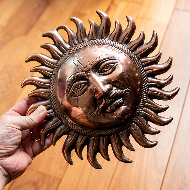 〔壁掛けタイプ〕インドの神様ウォールハンギング - スーリャ 太陽神〔23.5cm〕 8 - 手に取るとこれくらいの大きさになります。