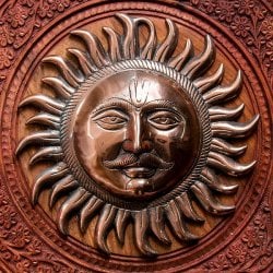 〔壁掛けタイプ〕インドの神様ウォールハンギング - スーリャ 太陽神〔23.5cm〕(TI-RSDL-1185)