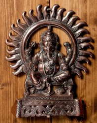 〔壁掛けタイプ〕インドの神様ウォールハンギング - 座りガネーシャ〔25cm〕