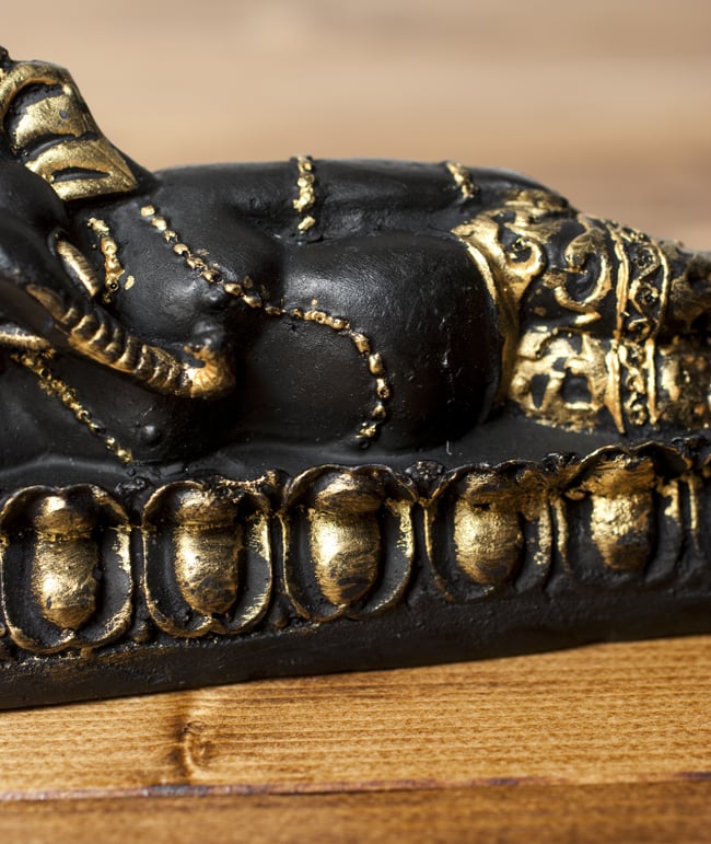 眠りガネーシャ　ガネーシャ涅槃像 金[19.5cm] 4 - 細部を見てみました。
