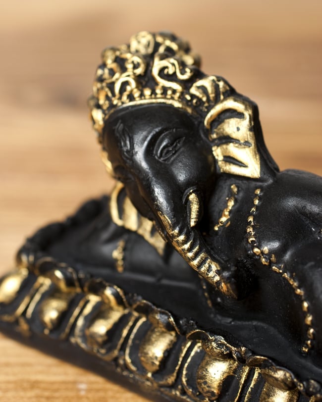 眠りガネーシャ　ガネーシャ涅槃像 金[19.5cm]の写真1枚目です。静かな存在感のある神像です。神様,神様像,レジン　神様,インド　神様
