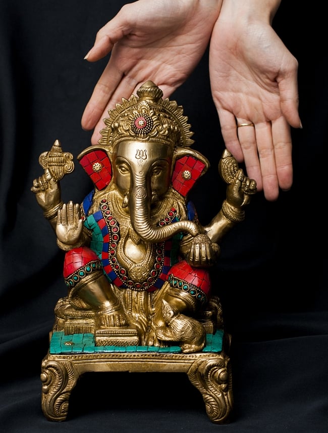 【一点もの】緑青石装飾のガネーシャ[高さ：27cm] 10 - 比較の対象に手を添えてみました。存在感のあるガネーシャです。