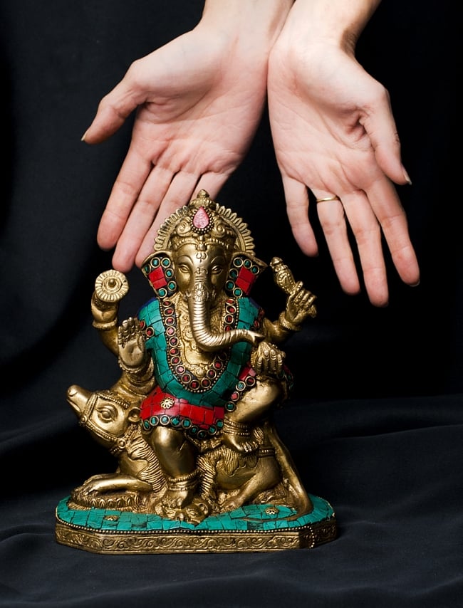 【一点もの】緑青石装飾のガネーシャ[高さ：19.5cm] 10 - 比較の対象に手を添えてみました。存在感のあるガネーシャです。