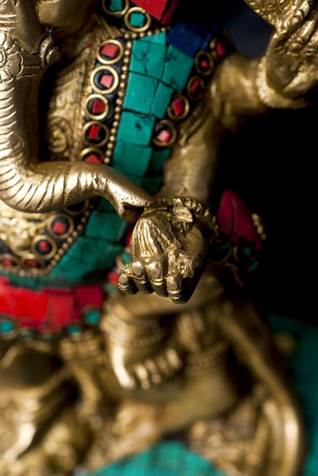 【一点もの】緑青石装飾のガネーシャ[高さ：19.5cm] 7 - 手には大好物のモーダカ