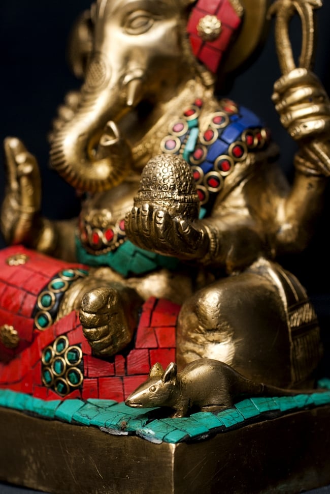 【一点もの】緑青石装飾のガネーシャ[高さ：21.5cm] 5 - 足元にはガネーシャの乗り物、ネズミがいます。