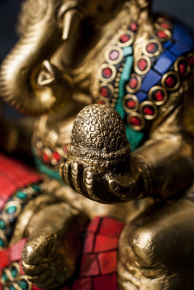 【一点もの】緑青石装飾のガネーシャ[高さ：21.5cm] 6 - 手には大好物のモーダカ