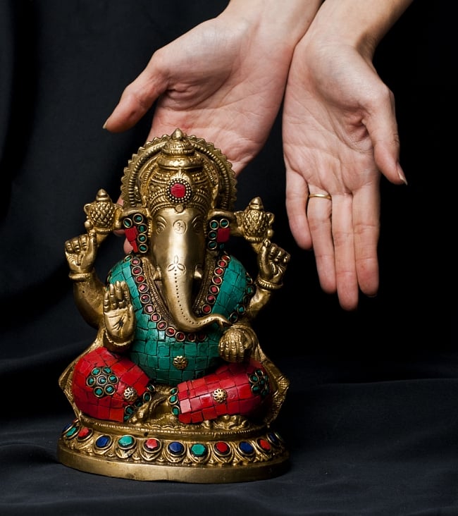 【一点もの】緑青石装飾のガネーシャ[高さ：20.5cm] 10 - 比較の対象に手を添えてみました。存在感のあるガネーシャです。